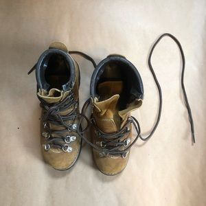 Vintage Hiking Ankle Boots with Vibram Sole